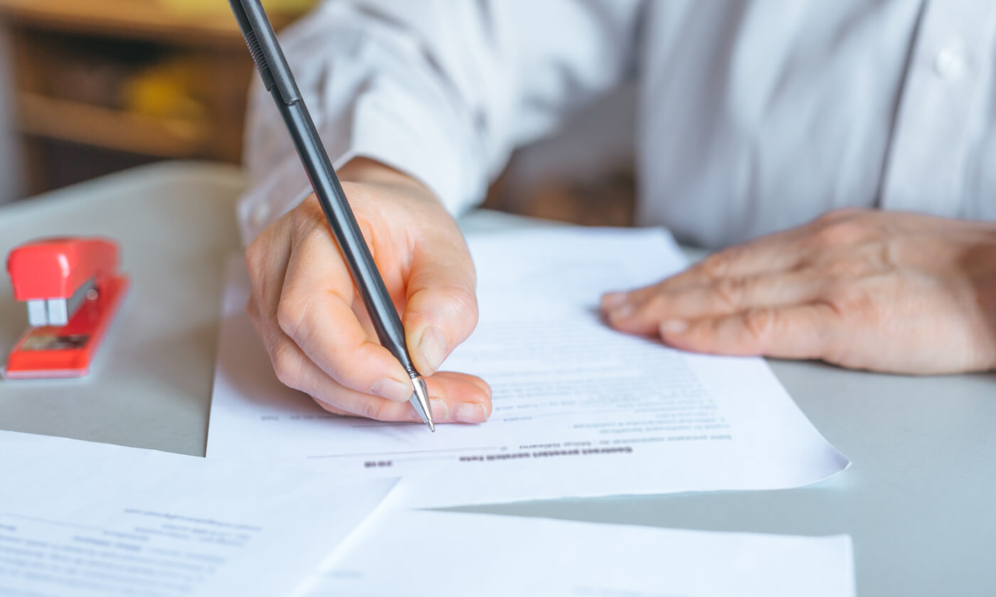 firmando las bonificaciones en contratos en una empresa