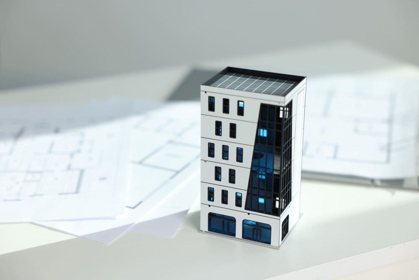 Maqueta de edificio residencial para explicar los beneficios fiscales de las cooperativas de vivienda especialmente protegidas.