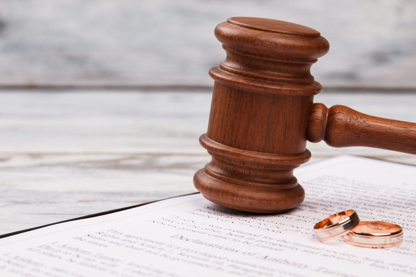 Mazo judicial y alianzas de boda sobre documentos legales para hablar de la tributación de los regalos de boda.