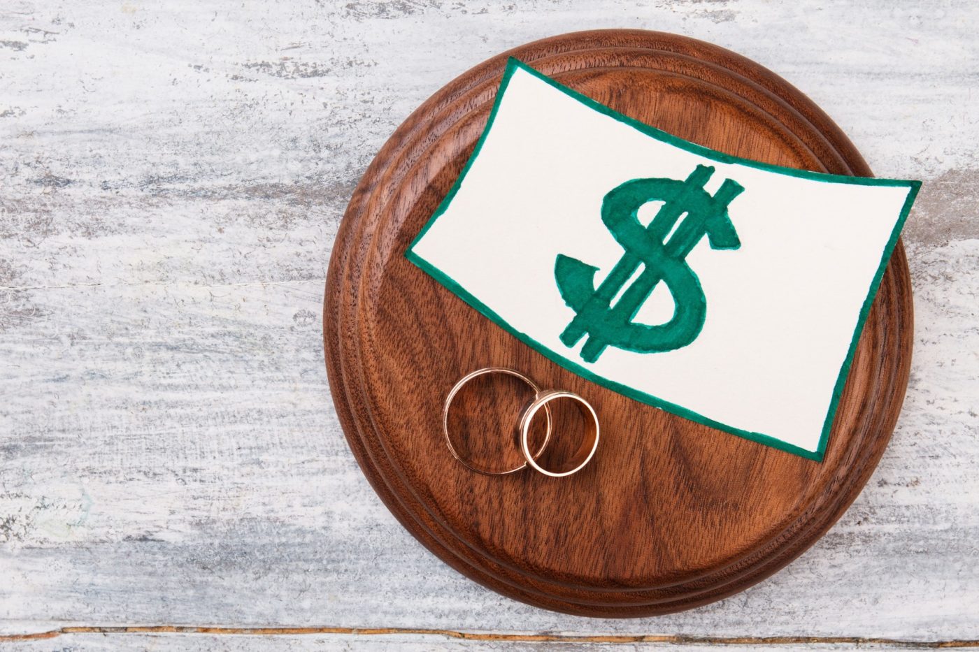 Regalos de boda y anillos sobre una base de madera para explicar si deben declararse a Hacienda.