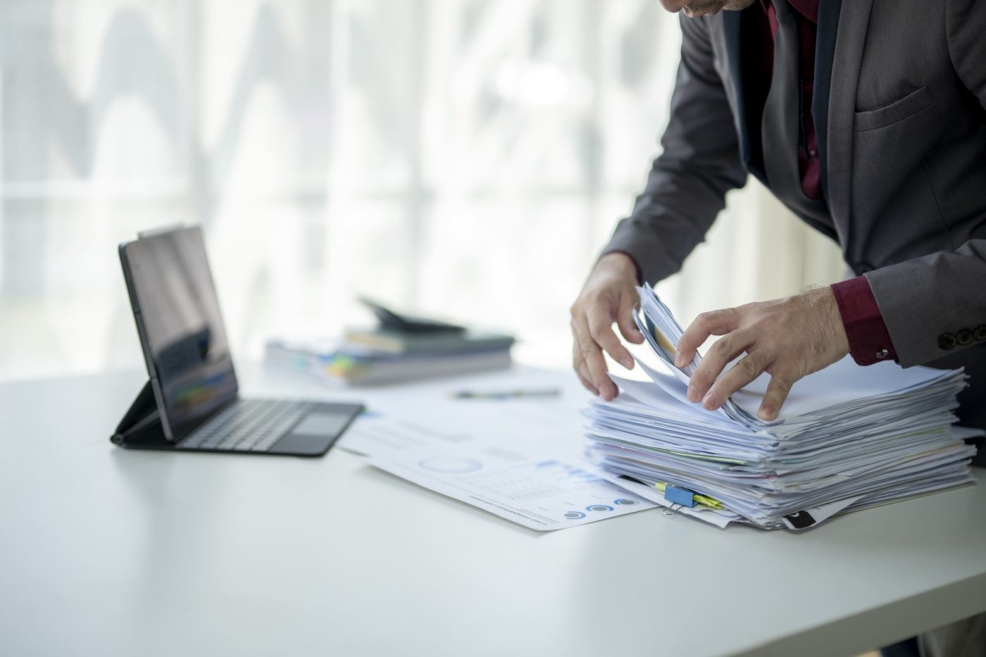 Profesional revisando documentación contable para preparar la presentación del modelo 200 del Impuesto de Sociedades.