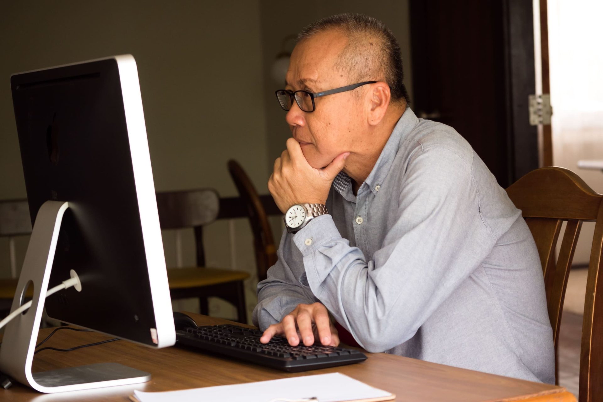 persona adulta en su escritorio con su ordenador