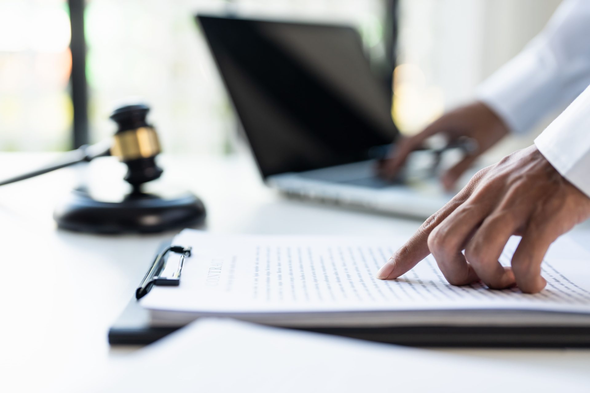 persona leyendo un documento en un escritorio